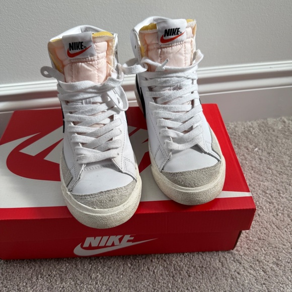 Nike - Picture 2 of 4